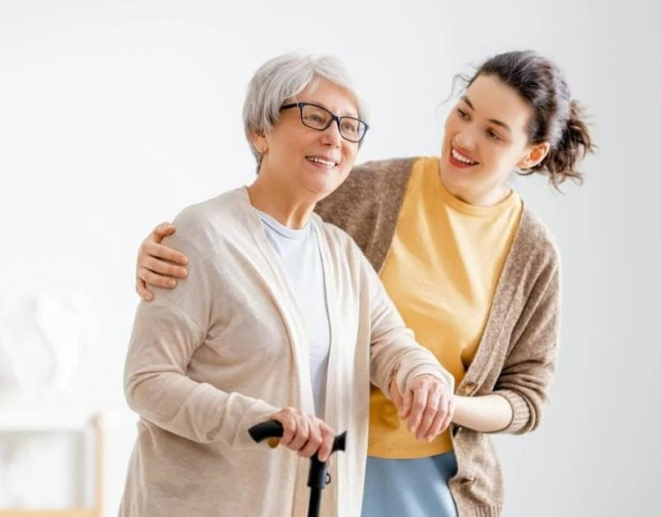 assistente donna e  signora anziana