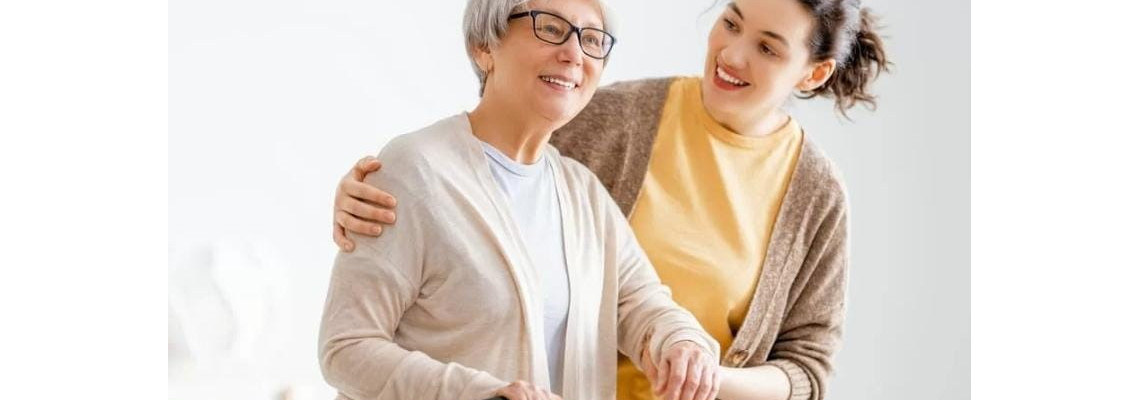 assistente donna e  signora anziana